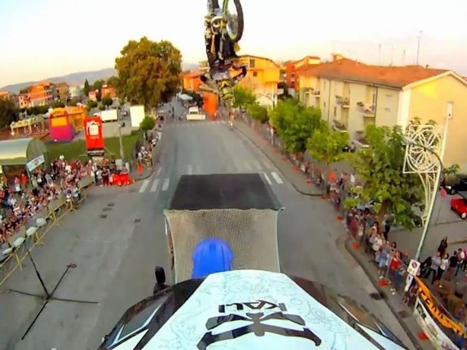 Freestyle Motocross en italie et un chien Kamikaze! ACDC - Shoot To Thrill