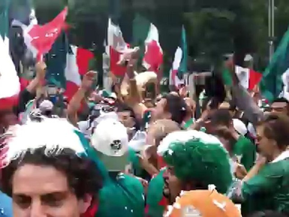 Les mexicains fetent la victoire du football contre le Bresil
