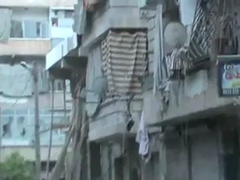 Syria فري برس صلاح الدين اثار القصف الصاروخي الوحشي على الحي 11 8 2012 ج2