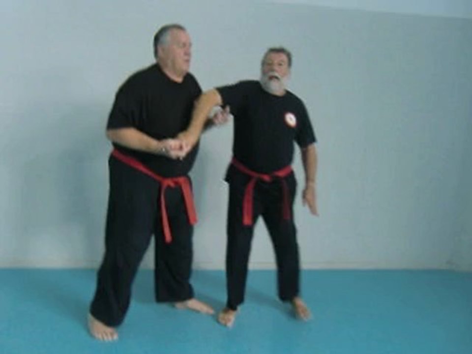 Défense contre menace au couteau en revers au cou par Dave Castoldi