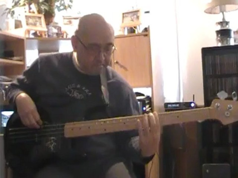 Smooth Crimminal Micael Jackson basscover Bob Roha