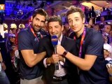 Les handballeurs médaillés d’or déshabillent un journaliste de BFMTV