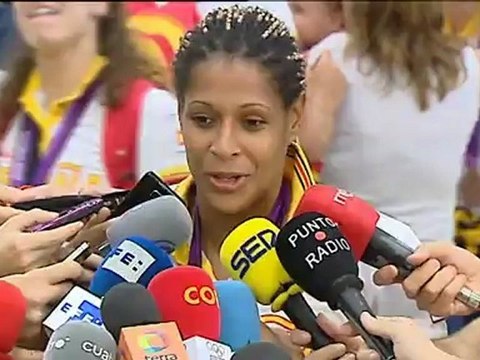 Los deportistas españoles exhiben con orgullo sus medallas a su llegada a Madrid