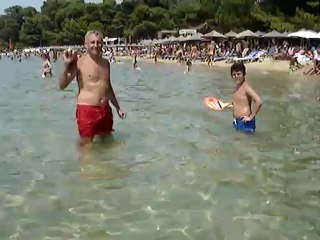 ΣΚΙΑΘΟΣ 2012 ΑΥΓΟΥΣΤΟΣ παιζοντας ρακέττα, παραλία Σκιάθου.