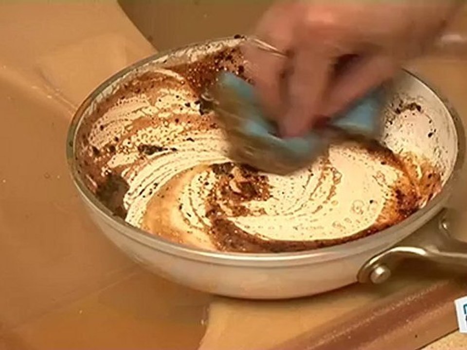 Vie Pratique : Nettoyer une poêle et enlever ses taches de brûlé