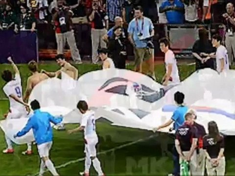 London Olympics_ South Korean footballers displayed a flag with a political message.tmp