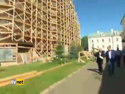 PAPAZ PUTİNİN ELİNİ ÖPTÜ