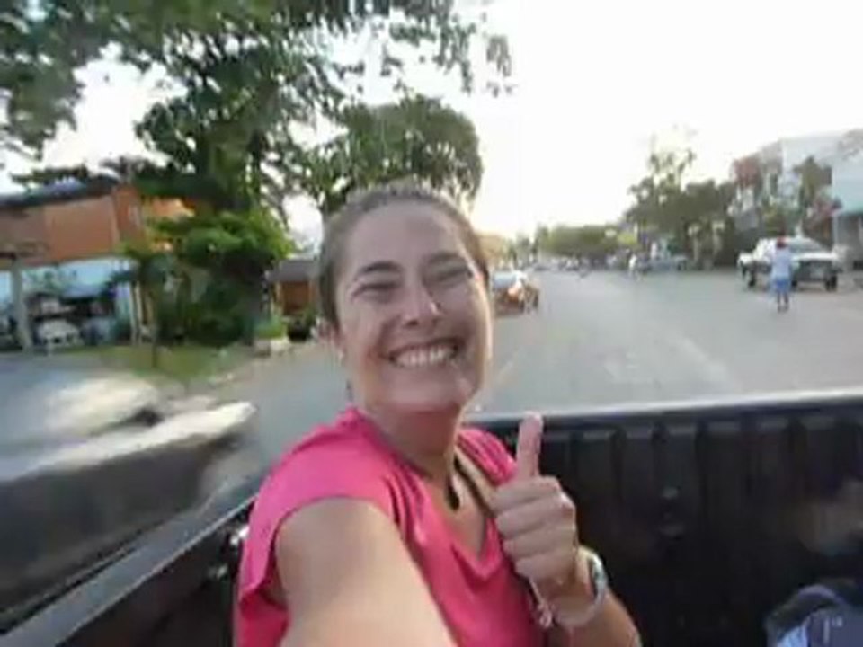 Thailande Sukhothai autostop aprés un refus catégorique du chauffeur de bus de nous prendre dans son bus.