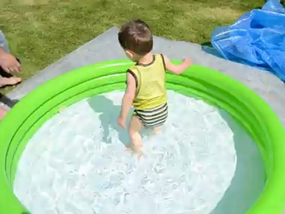 Nathan dans sa piscine chez papi et mami ♥