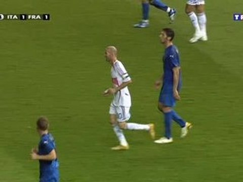 ZIDANE donne COUP DE TETE A MATERAZZI-)