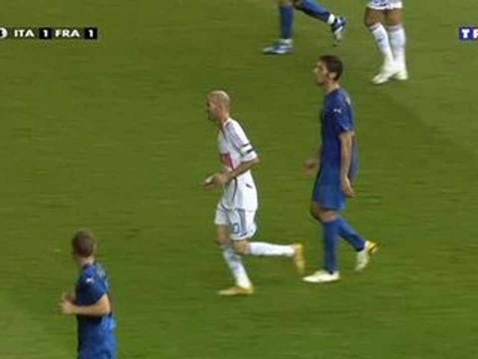 ZIDANE donne COUP DE TETE A MATERAZZI-)