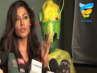 Chitrangada poses with Aliens !
