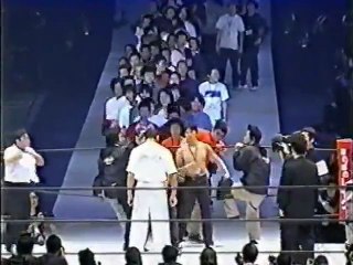 Antonio Inoki giflent des fans