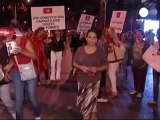 Miles de mujeres tunecinas se manifiestan para...