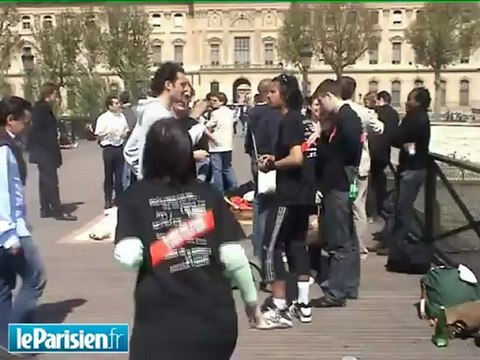 Pique-nique des les jeunes de l'UMP sur le Pont des Arts