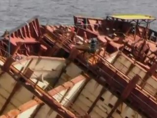 Salvors remove bow of stricken ship Rena