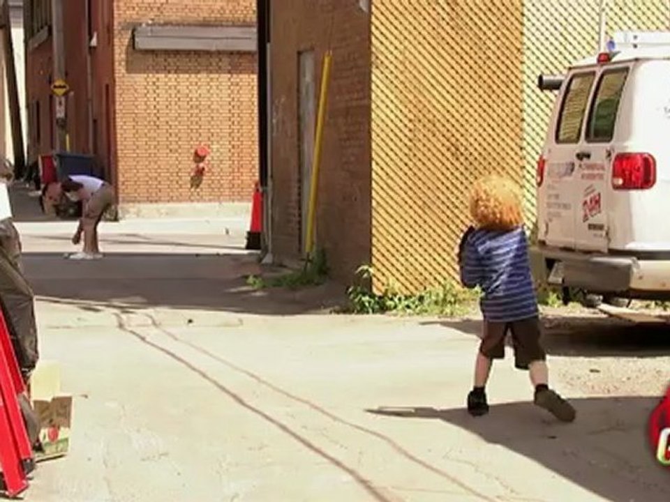 Balle de baseball à travers la vitre