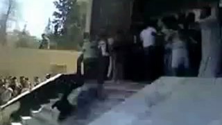 [18+]  Post Mitarbeiter von US finanzierten Rebellen in Aleppo vom Dach geworfen