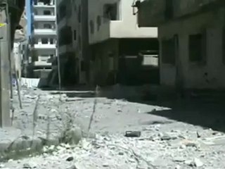 فري برس   حمص إنتشار القناصين وأثار الدمار في حي الخالدية كرم شمشم  بسبب تواصل القصف العشوائي حمص  16 8 2012