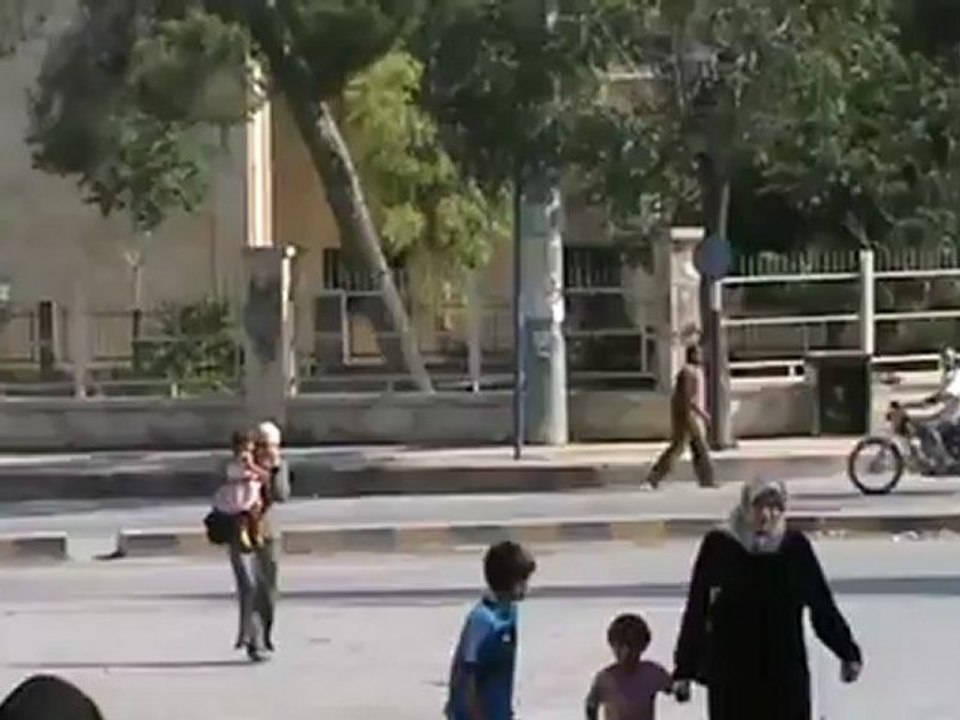 فري برس  حلب اعزاز هرب الاهالي خوفا من قصف طيران الميغ 15-8-2012