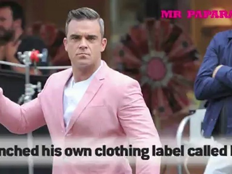 Robbie Williams does the Mobot. 16/08/12