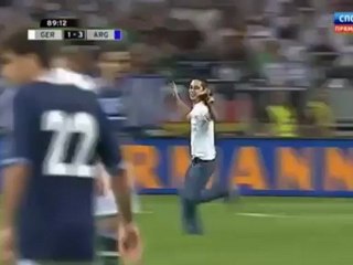 Lionel Messi Shake Hand With a fan in Pitch (Germany vs Argentina )