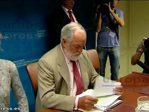 Cañete pide endurecer las condenas contra los incendios