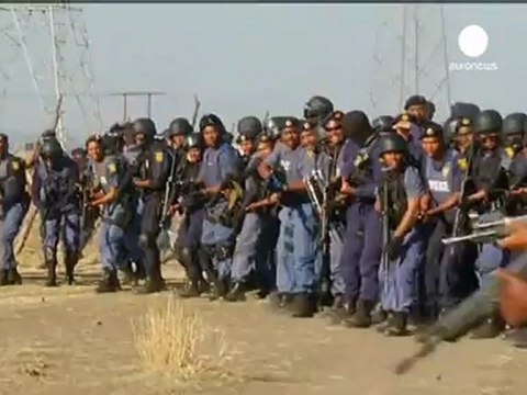 Polizia spara durante manifestazione, strage di minatori...