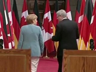 Merkel backs Draghi, chides politicans