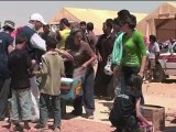 يعاني اللاجئون السوريون من الحر و الغبار في مخيم اردني