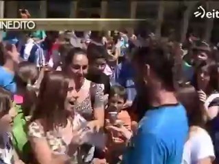 Inédito: baño de masas para el equipo Conquis en Ordizia