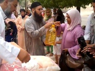 Distribution des colis alimentaires par l'Asbl Al Khayrate, 16 août 2012