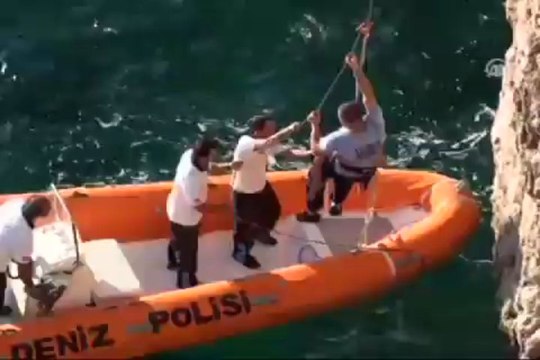 Falezlere tırmanan çocuk mahsur kaldı