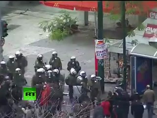 下载视频: Petrol bombs & tear gas: Greek police clash with anti-austerity protesters