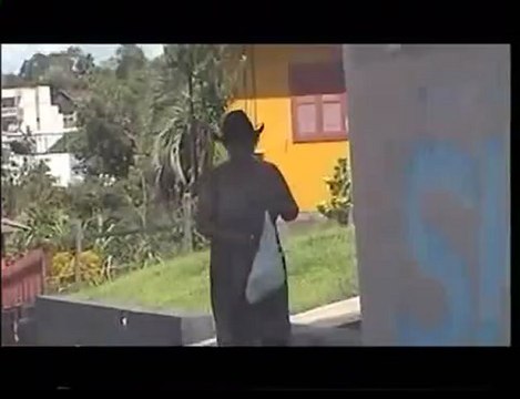 Mulher doida abaixa a calça