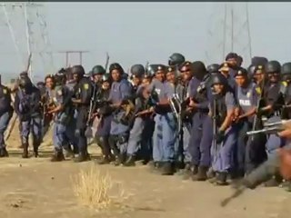La police sudafricaine tire sur des mineurs en grève, plusieurs morts