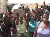 Les femmes des mineurs entonnent des chants anti-apartheid