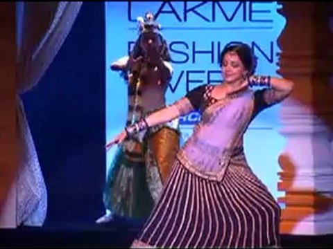 Lfw 2012 Day 5 Hema Malini Perfarm On Ramp For Neeta Lulla-01