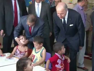 En Turquie, Fabius visite un camp de réfugiés syriens