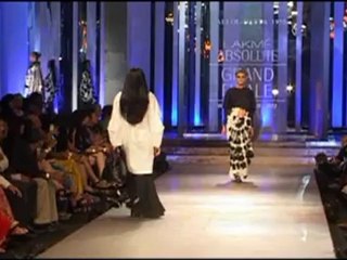 Lfw 2012 Winter Festiv Collection Grand Finaleshow Stoper Kareena-01