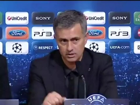 Mourinho: Cuatro ojos mirando y no ven el penalti