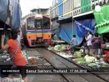 Thaïlande : Un marché sur les rails - no comment
