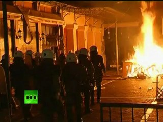 Скачать видео: First video of Athens night clashes as Greece fights austerity