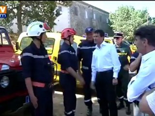 Valls affiche son soutien aux pompiers