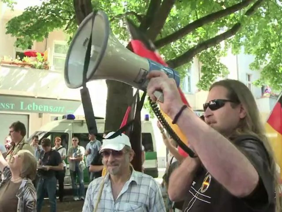 Far-right group protests outside Berlin mosque