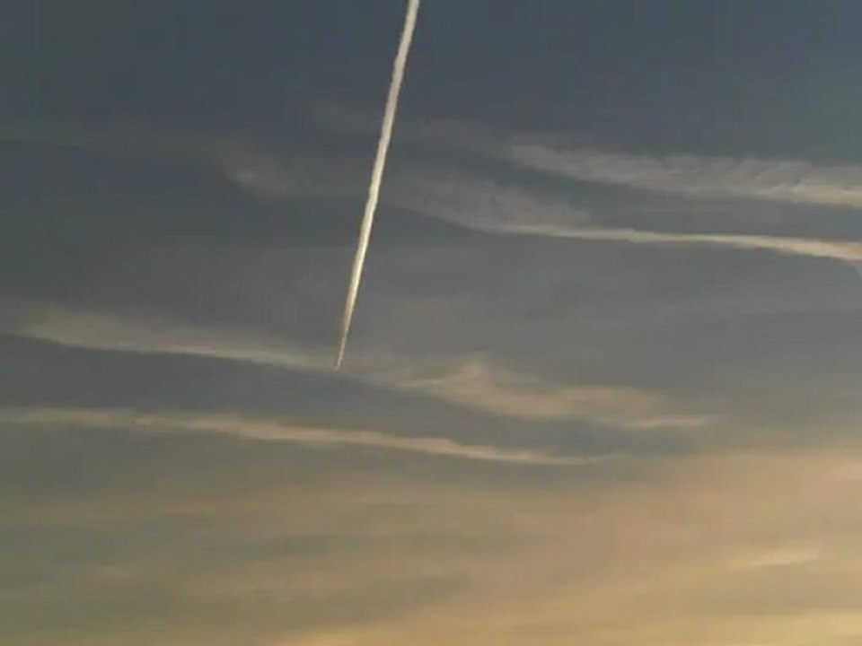 Chemtrailbomber gegen flugzeug