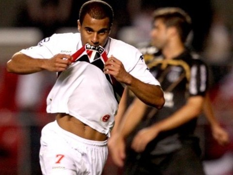 Le but de grande classe de Lucas Moura !