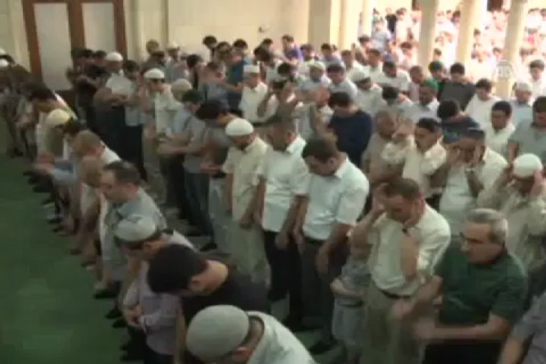 Bayram namazı iki kez kılındı