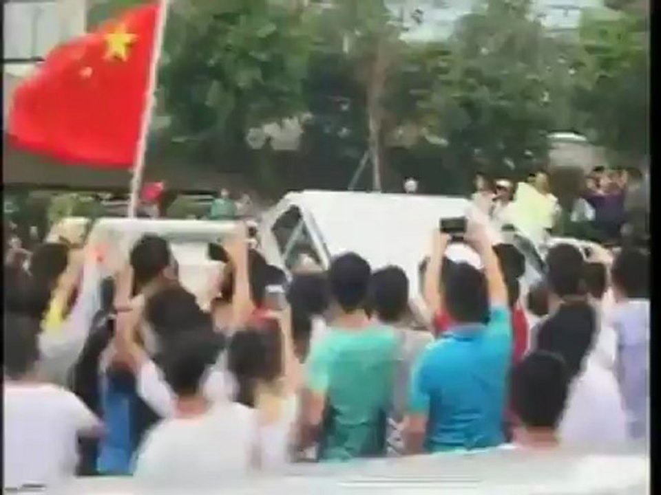 Chinese protesters overturn cars in anti-Japan demo