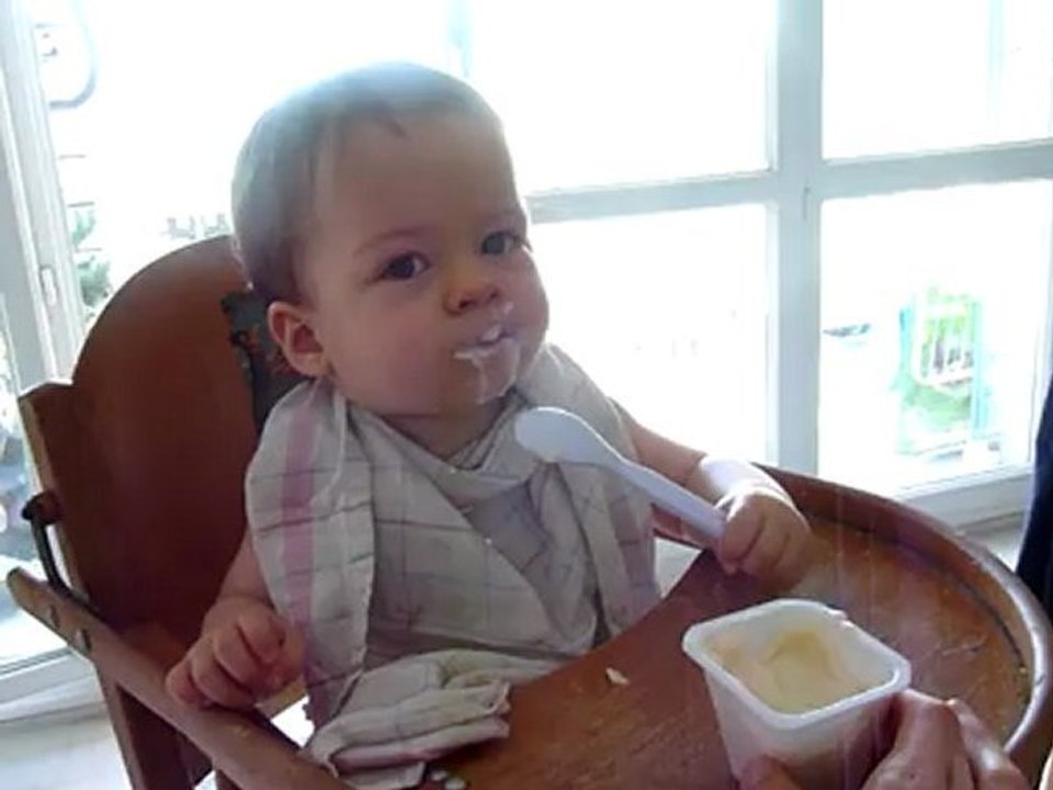 j'essaie de manger tout seul